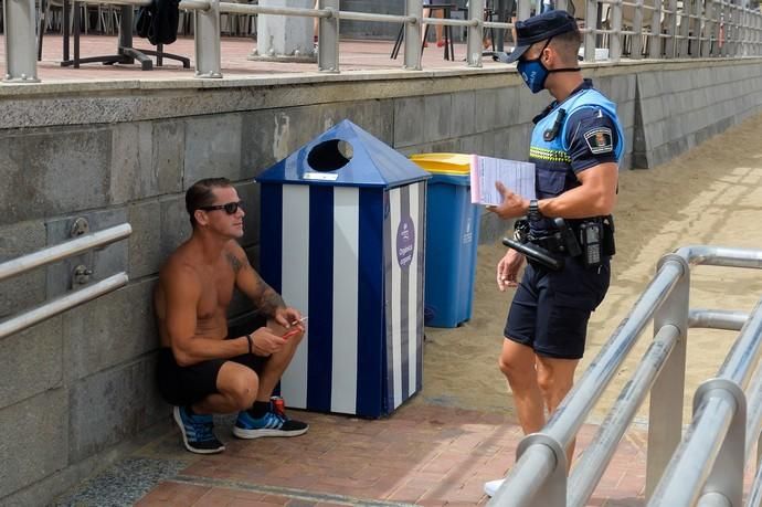 28-08-2020 LAS PALMAS DE GRAN CANARIA. Playa de Las Canteras.  La Policía Local intensifica los controles por las nuevas normativa anti covid. Fotógrafo: ANDRES CRUZ  | 28/08/2020 | Fotógrafo: Andrés Cruz