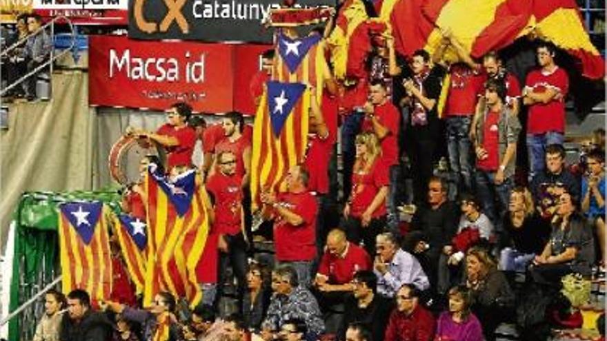 Aspecte de la grada del Nou Congost durant un dels partits de la Bruixa d&#039;Or d&#039;aquesta temporada