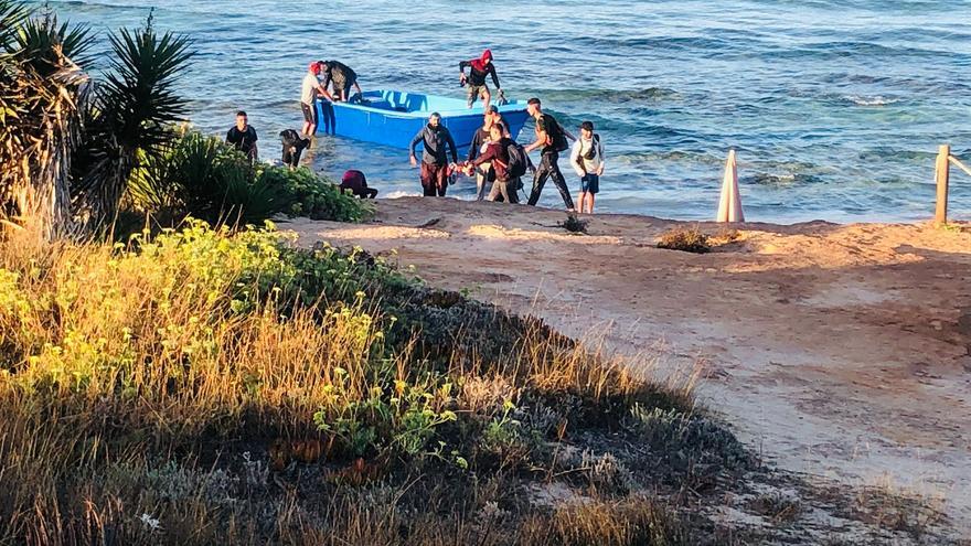 Llega una patera a la playa de es Copinar, en Formentera