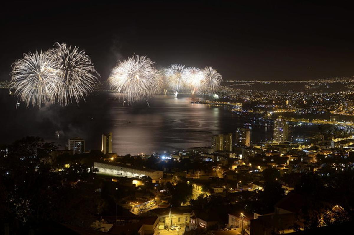 Valparaíso; vista dels focs artificials, que han il·luminat 20 quilòmetres de la costa xilena.