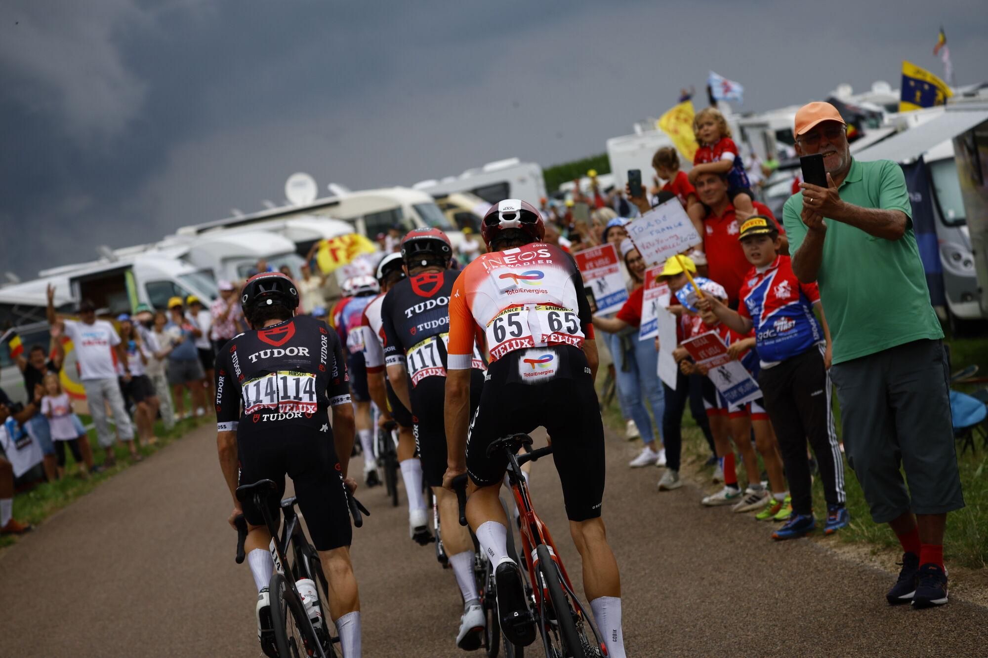 (France), 26/07/2025.- The break away group in action during the 20th stage of the Tour de France cycling race over 184.2km from Nantua to Pontarlier, France, 26 July 2025. (Ciclismo, Francia) EFE/EPA/MARTIN DIVISEK