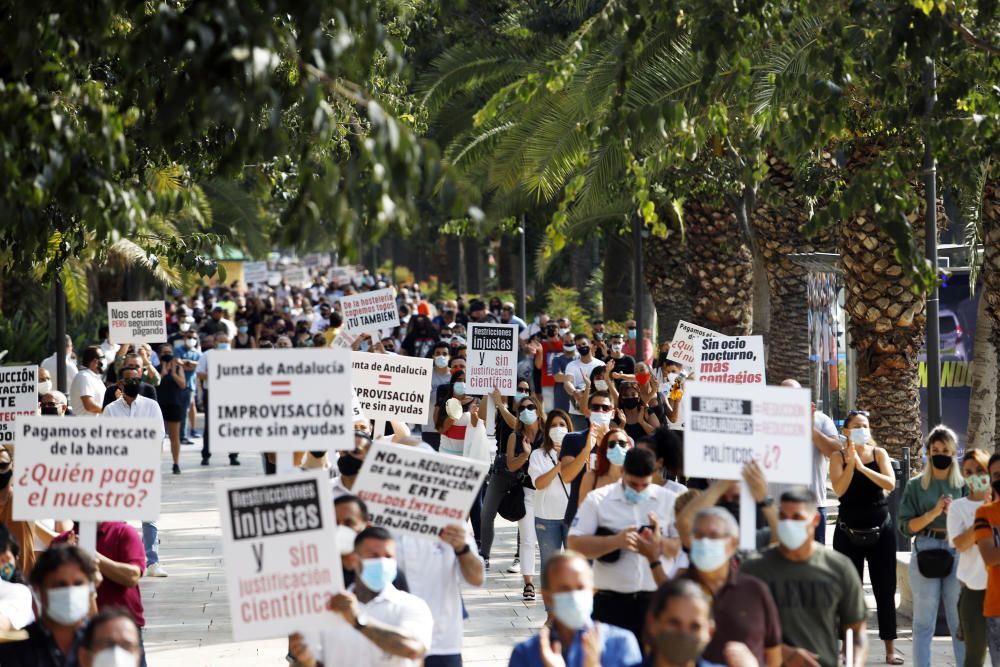 La hostelería llena las calles de Málaga para protestar por las restricciones