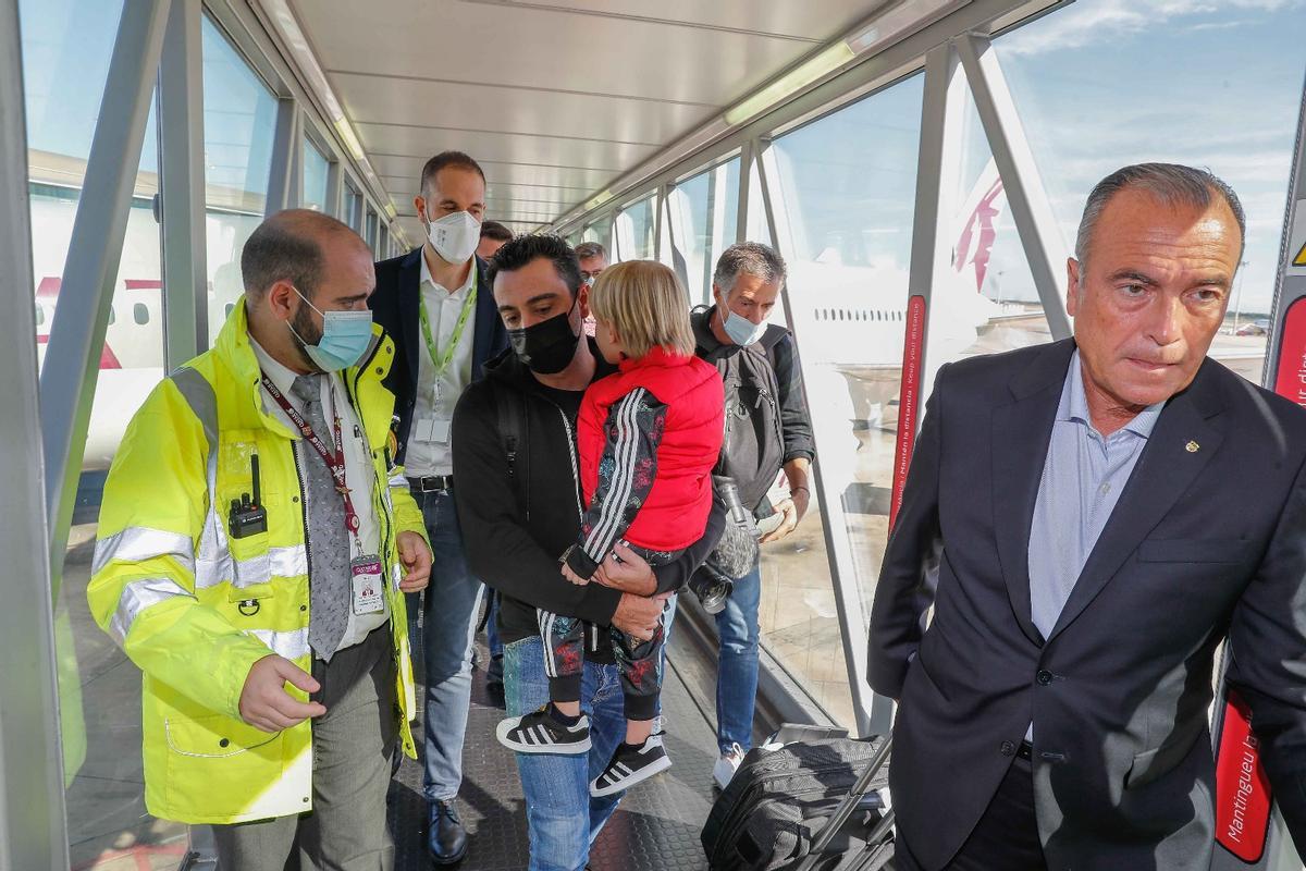 Las mejores imágenes del vuelo y la llegada de Xavi a Barcelona