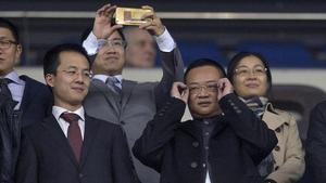 Chen Yansheng, el nuevo presidente del Espanyol, en el palco del estadio de Cornellà-El Prat.