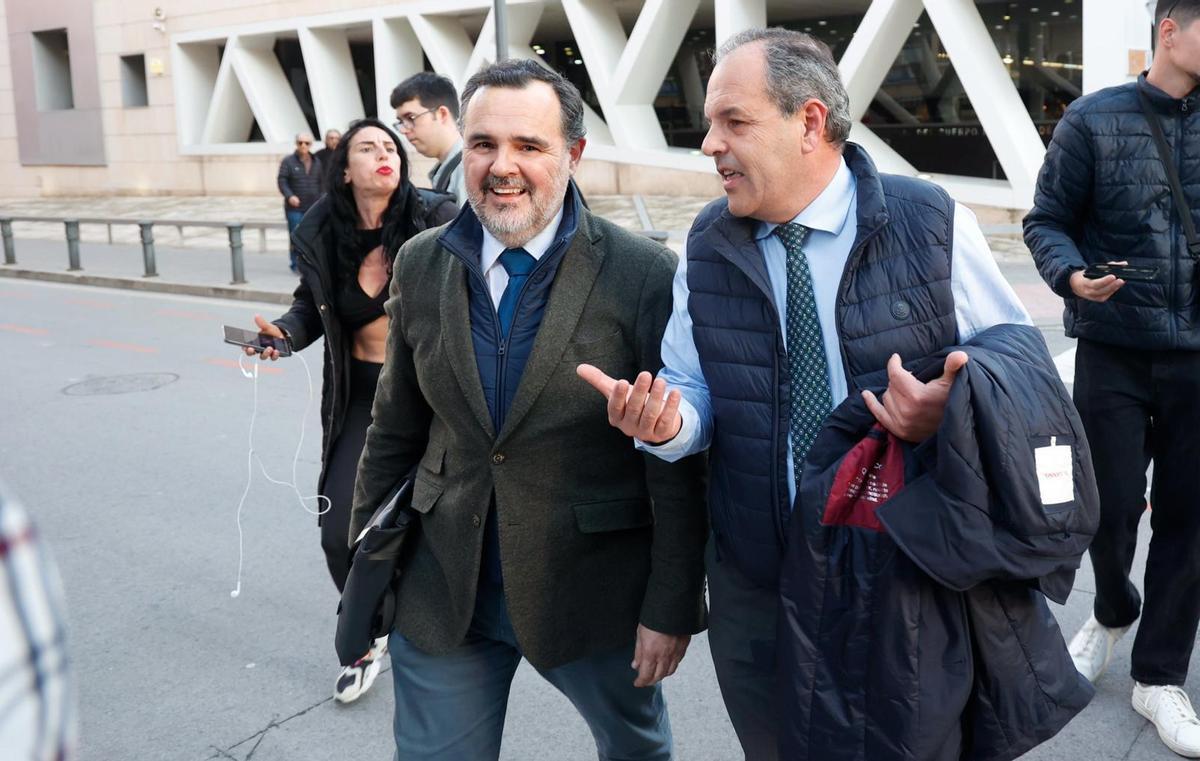 Así ha sido la salida de Carlos Baño de la comisaría de Alicante