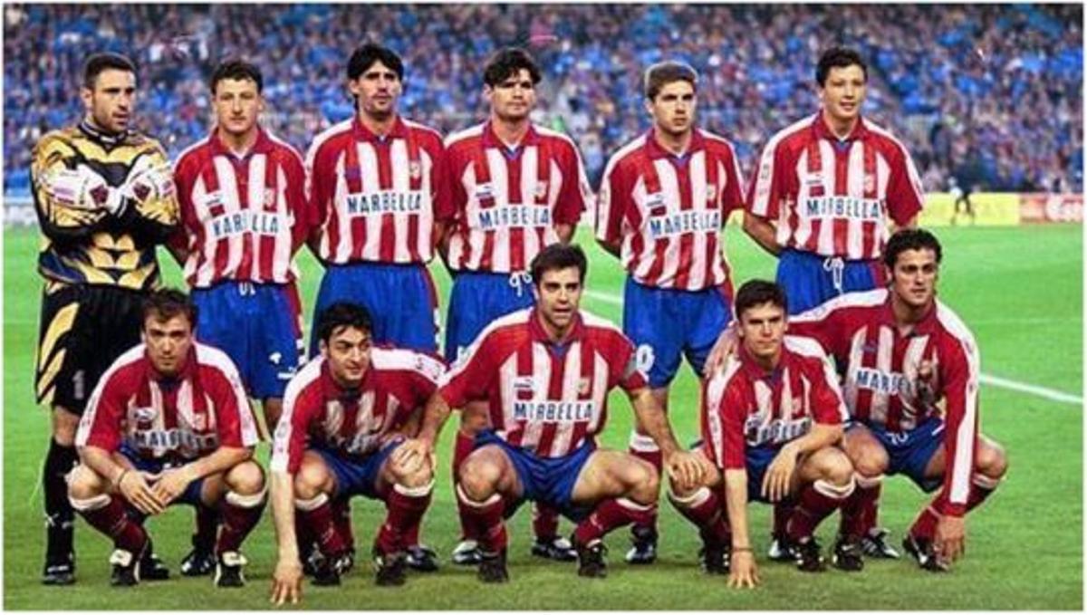 Formación del Atlético 95-96, la temporada del doblete, con  Toni abajo (segundo por la derecha).