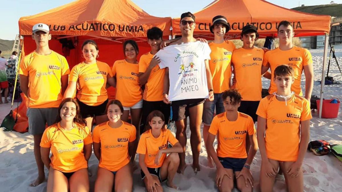 Deportistas del Umia, con una camiseta de apoyo a Mateo, en la playa de Laxe.