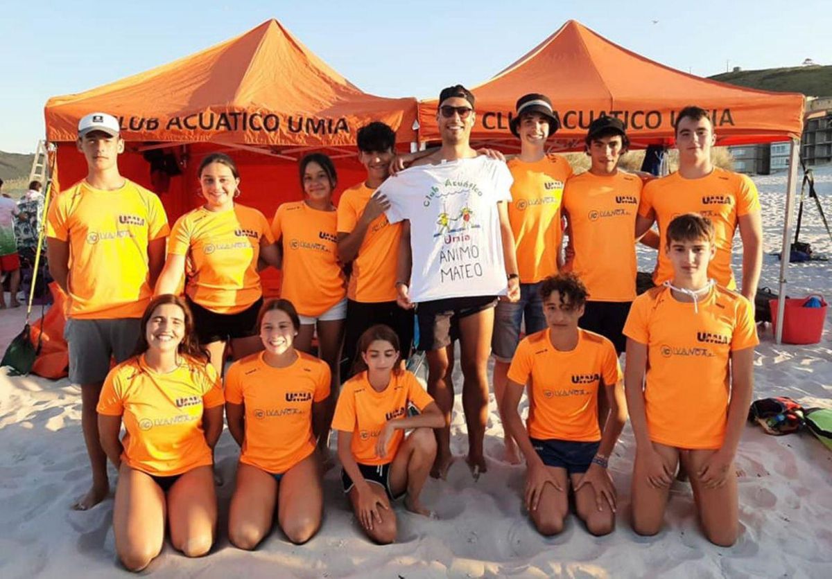Deportistas del Umia, con una camiseta de apoyo a Mateo, en la playa de Laxe.