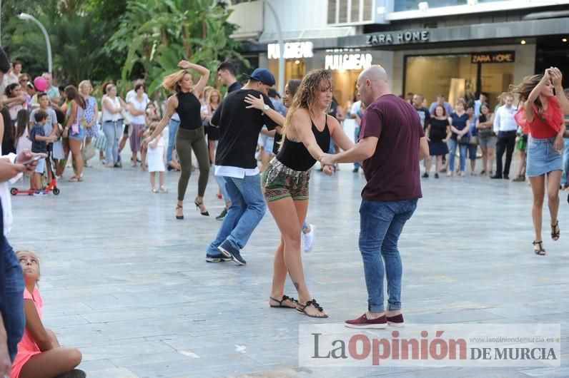 Los bailes latinos salen a la calle en Murcia