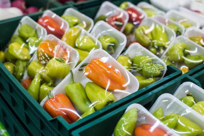 Decenas de vecinos chequearán los supermercados de Barcelona para detectar si aún ofrecen envases de un solo uso