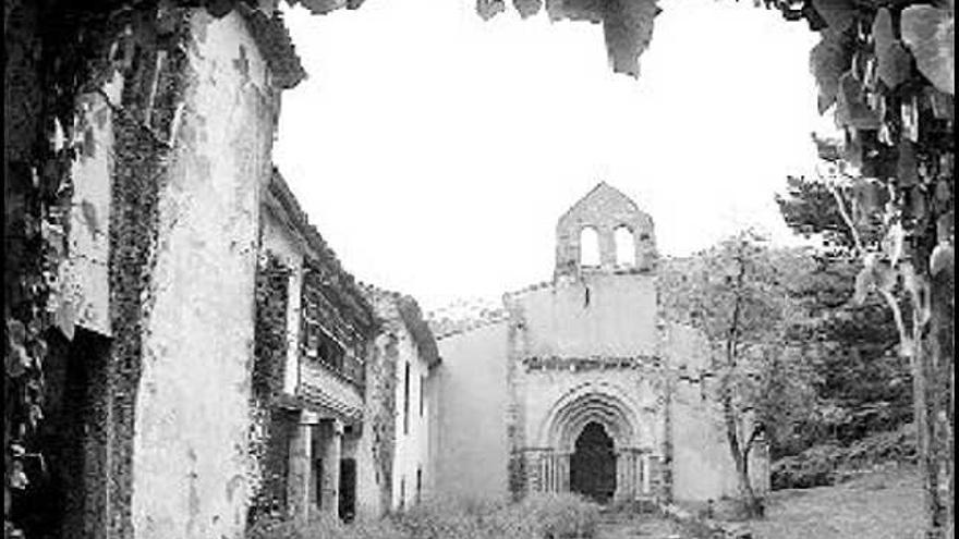 El conjunto de San Antolín de Bedón, en Llanes, con la iglesia al fondo.