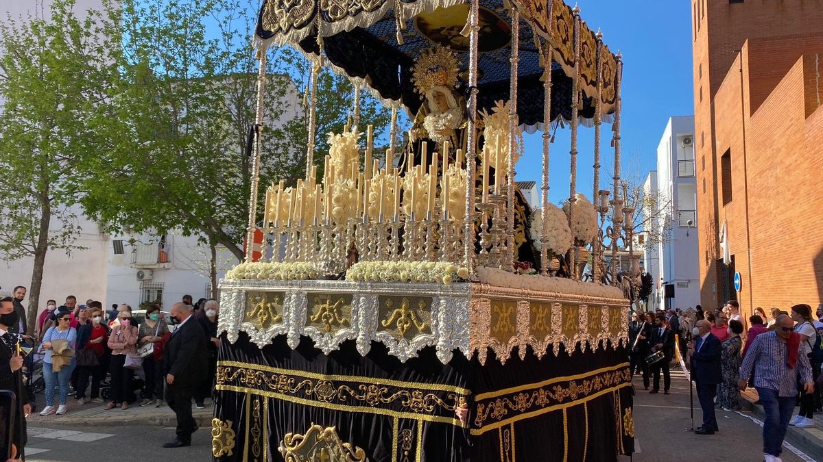 El paso de María Santísima de Nazaret, ayer, tras su salida del Perpetuo Socorro.