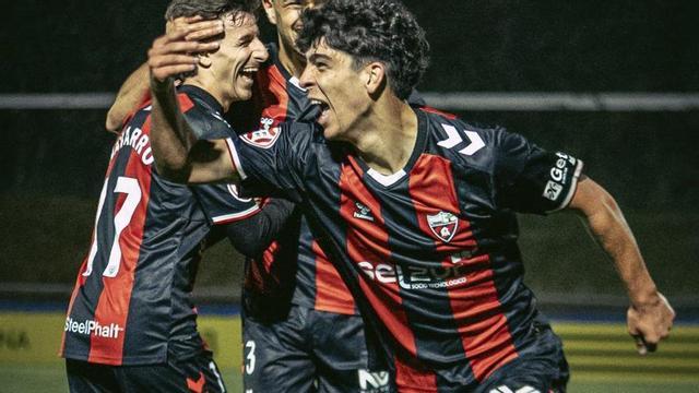 Óscar Bazaga, celebrando el gol que le marcó al Mérida con el Arenas. |
