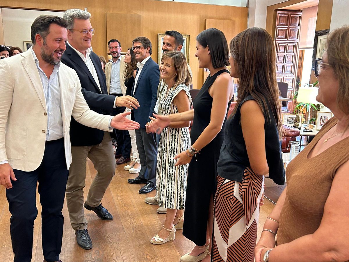 El conseller, en su visia al Ayuntamiento de Elche este viernes