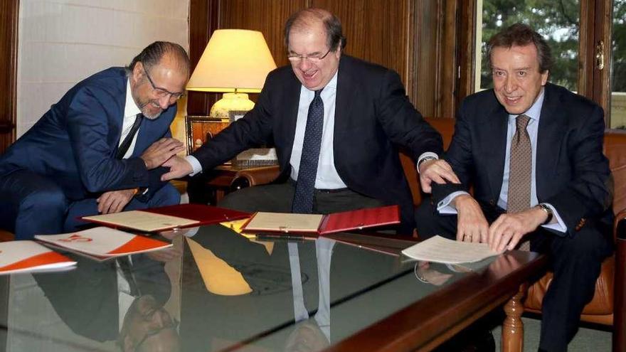 Herrera y el portavoz del Grupo Parlamentario Ciudadanos, Luis Fuentes, firman un acuerdo político .