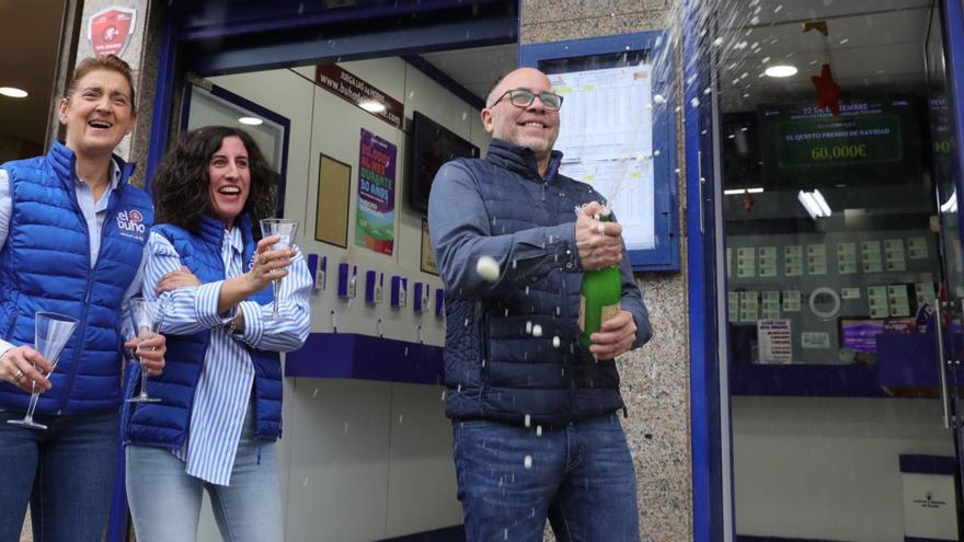 Borja Muñiz descorcha cava junto a Teresa Rubiera y Aurora Alonso, en La Acerona. | Juan Plaza