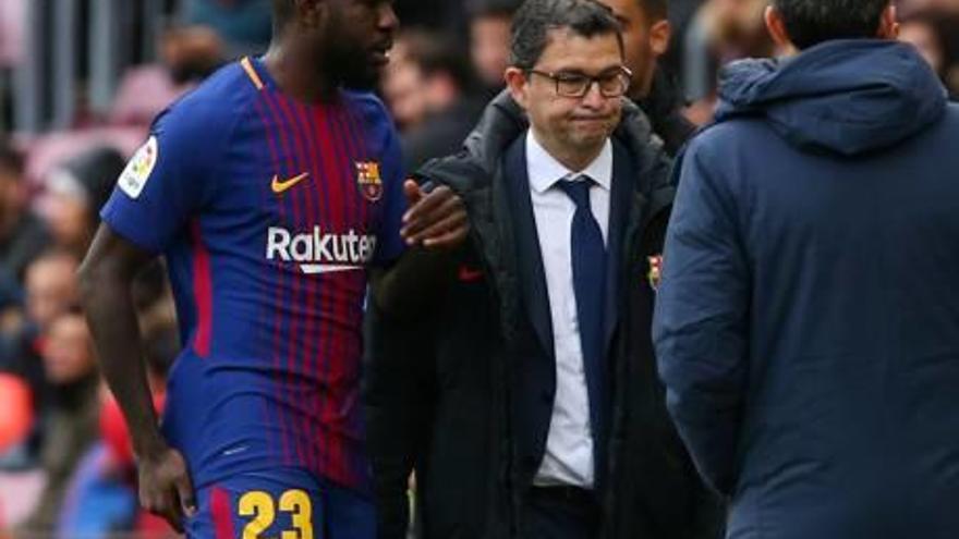 Umtiti marxa al vestidor acompanyat del doctor Ricard Pruna