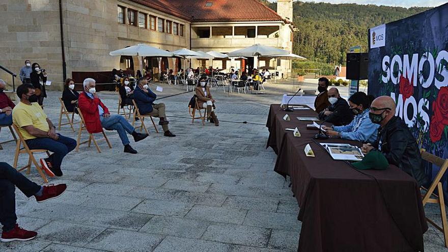 Juáncho presenta en Mos su libro junto a la alcaldesa.   | // D.P.