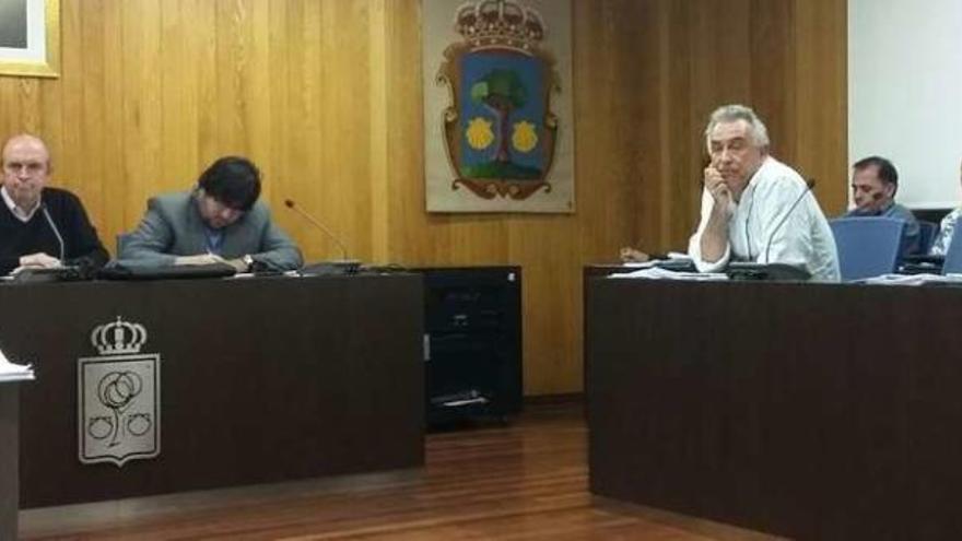 El concejal denunciado, primero por la derecha, durante el debate de la moción sobre la denuncia.
