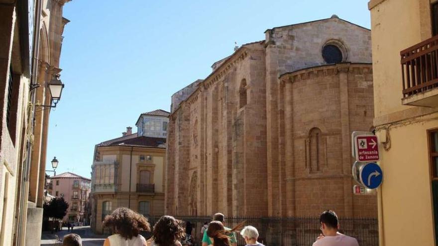 Varias personas caminan junto a la iglesia de La Magdalena la tarde de ayer.