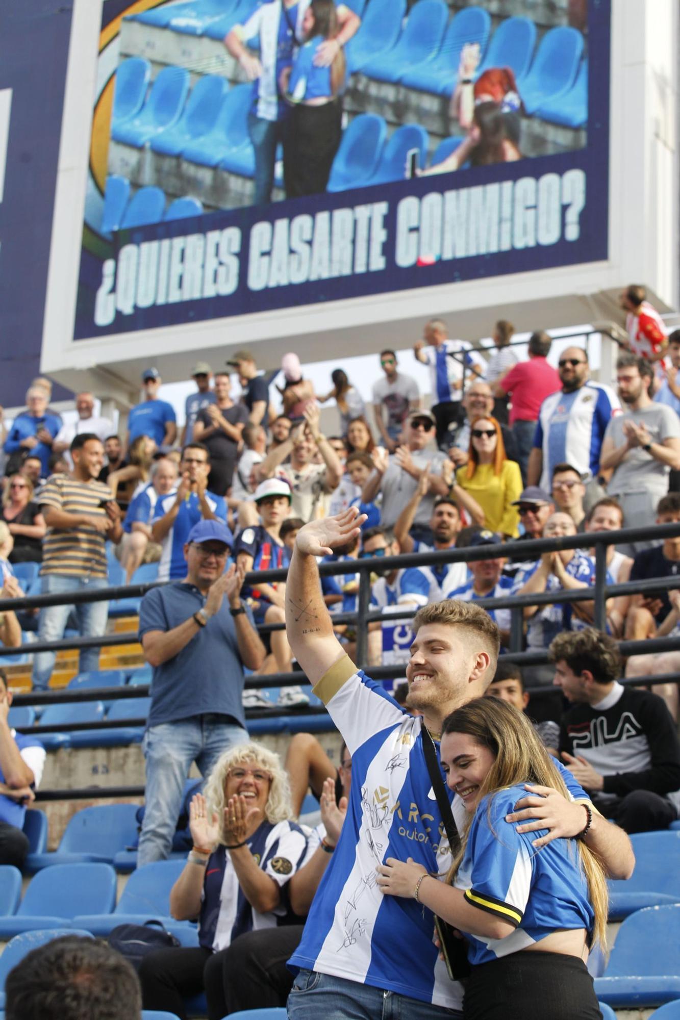 Así ha sido la emotiva pedida de mano en el Rico Pérez mientras jugaba el Hércules contra el Alzira