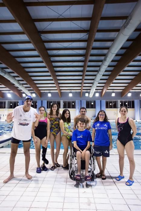 Equipo de natación adaptado en las piscinas del Parque del Oeste.