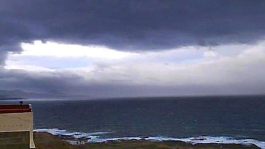 Vista de la borrasca sobre Las Coloradas en Las Palmas de Gran Canaria. La imagen ha sido enviada por un lector de laprovincia.es a la galería del temporal. Participa y muestra que tiempo hace en su zona.