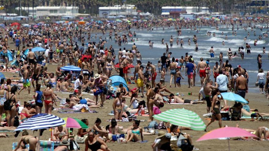 La playa de la Malva-rosa, en la mañana de este domingo.