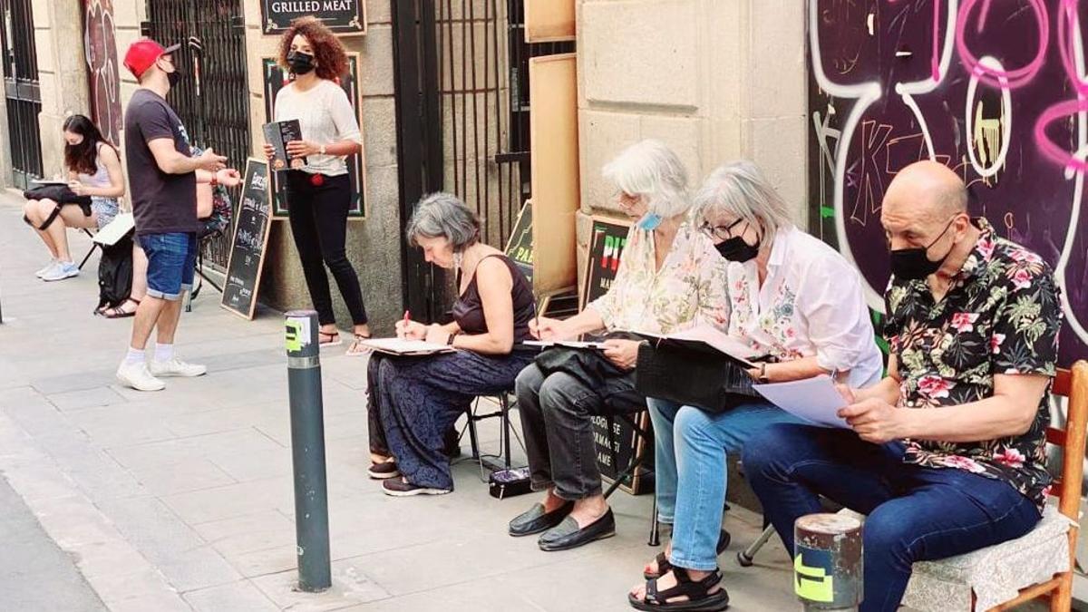 Los dibujantes, frente a la icónica tienda del Gòtic, en plena tarea.