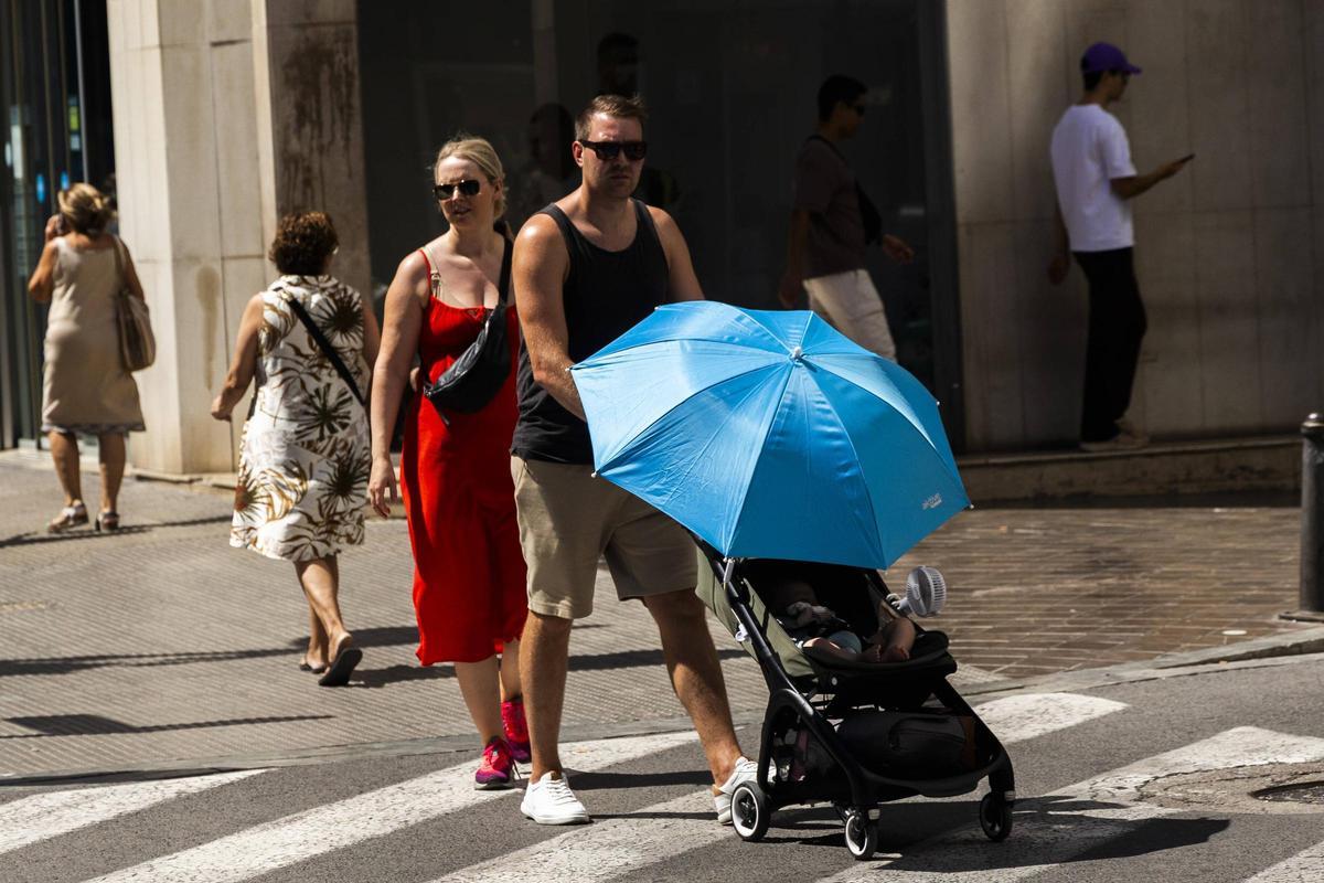 Una pareja pasea por València en plena ola de calor