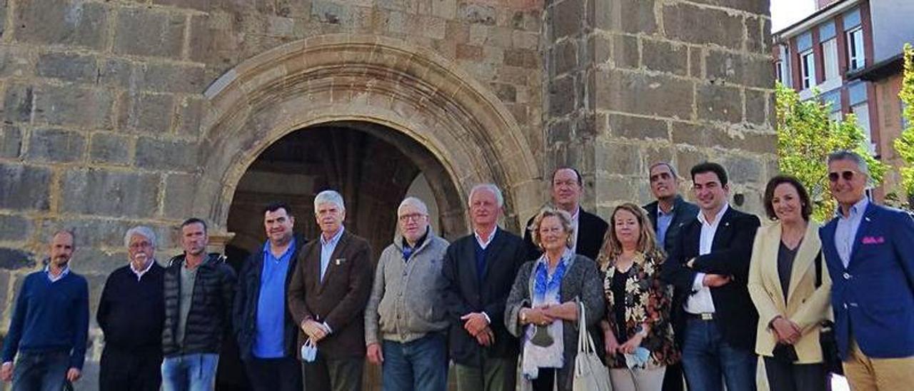 Autoridades, patronos de las obras, miembros de la Universidad de Oviedo y de la Fundación Valdés-Salas, y encargados de los trabajos, ante el templo. | D. Á.