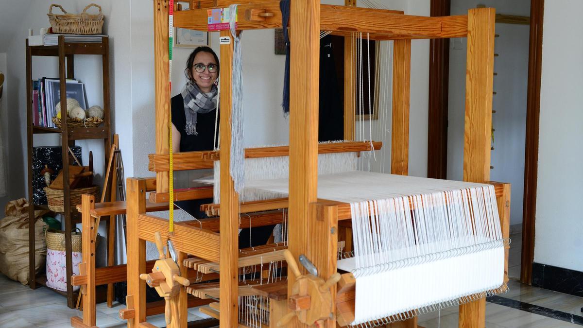 Sandra Bastón no tear do seu domicilio na parroquia do Hío.