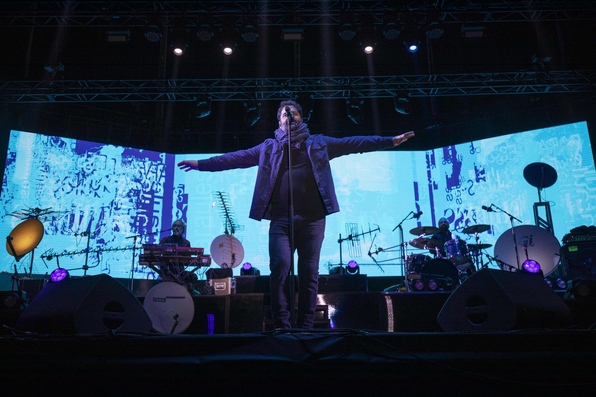 Miles de personas desafían al frío para ver el concierto de Antònia Font en Palma