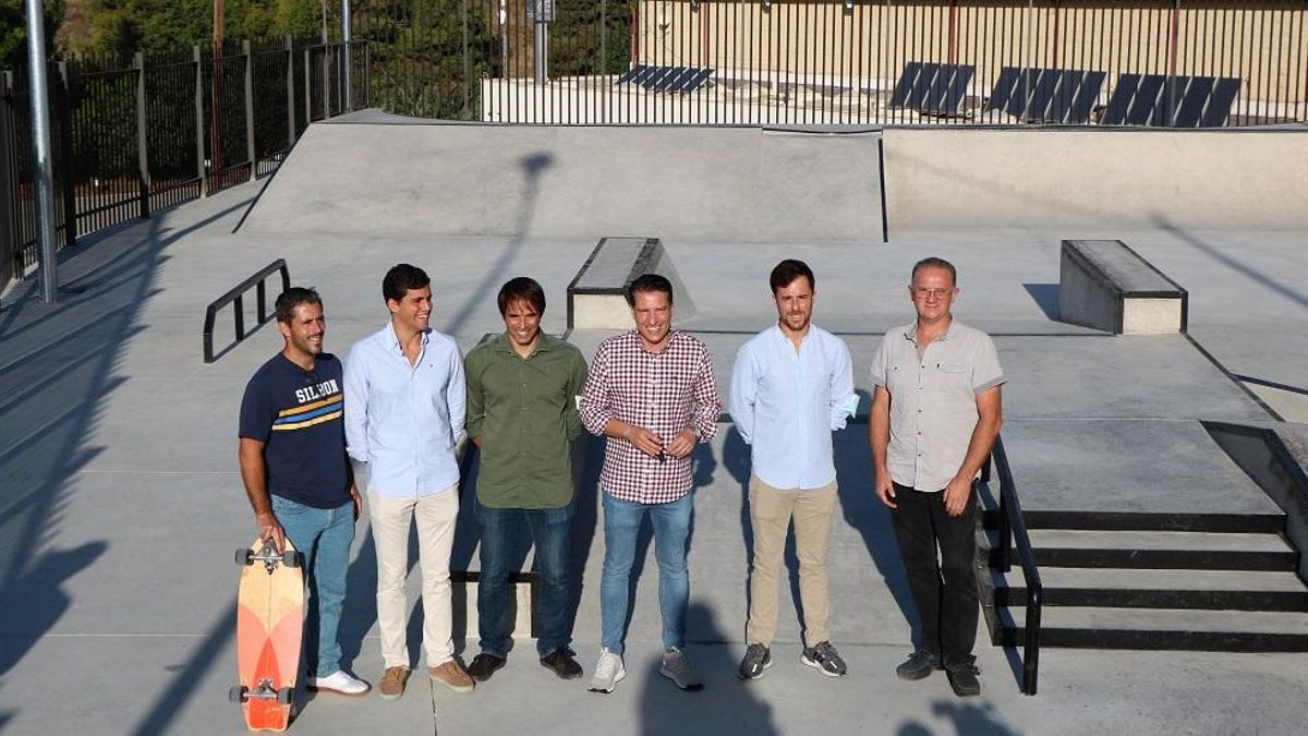 El alcalde de Torrox, Óscar Medina, y el edil de Deportes visitan las instalaciones.