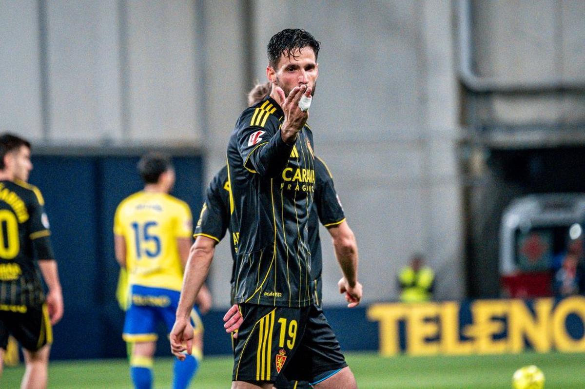 Kenan Kodro, tras marcar el gol en Cádiz.