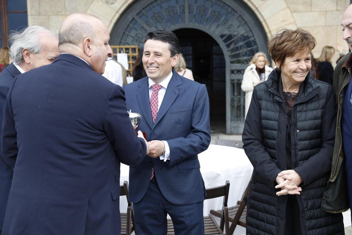 La peña taurina Dávila Miura entrega su premio al mejor toro de la feria de Gijón (en imágenes)