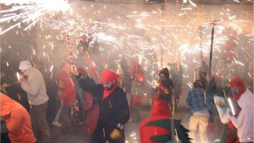 Els diables de l&#039;Onyar celebren els seus 25 anys  cremant  el Barri Vell