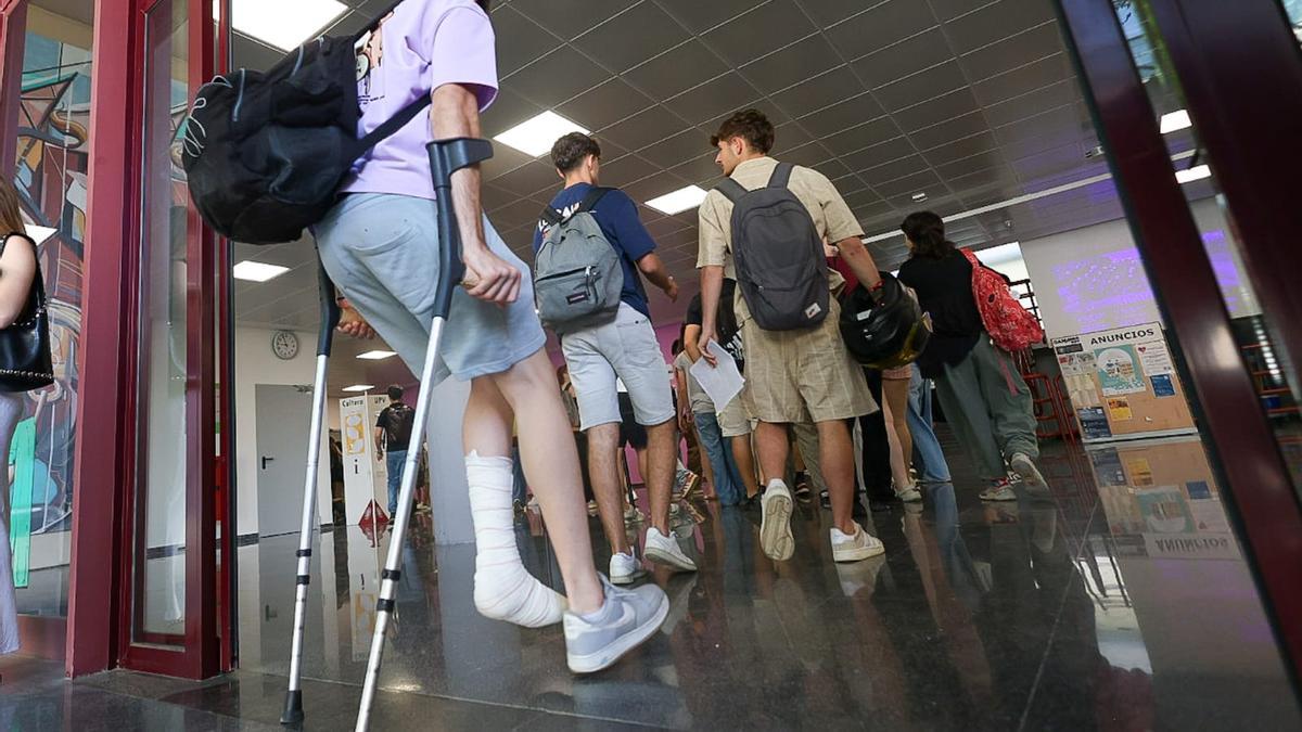 Estudiantes entrando a las PAU el primer día de clase.