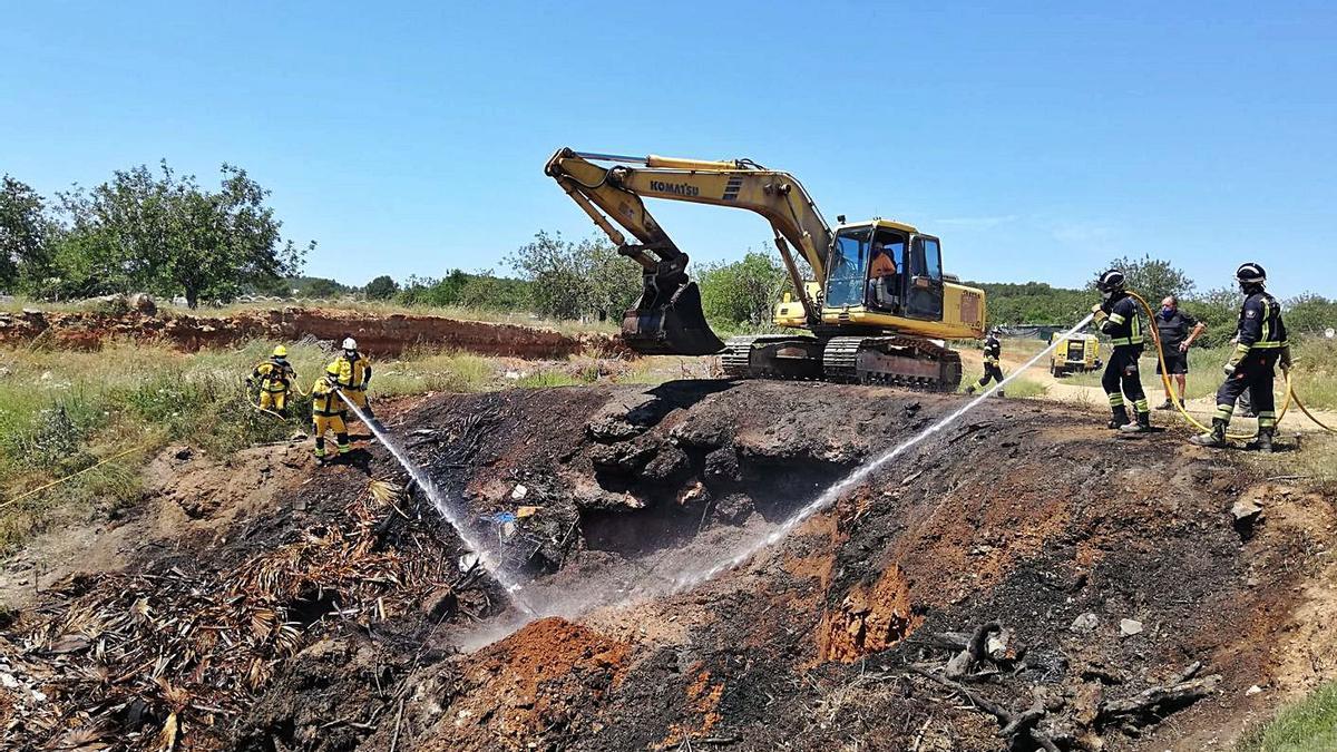 Arde un foso en un terreno junto al hipódromo.