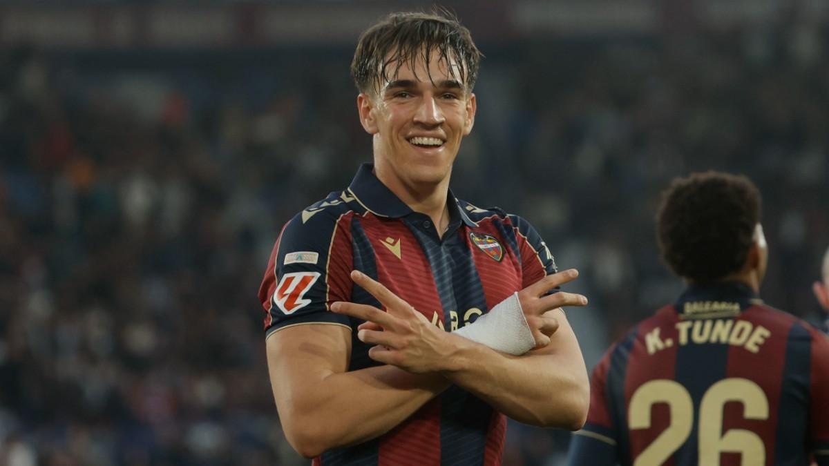 Carlos Espí, delantero del Levante