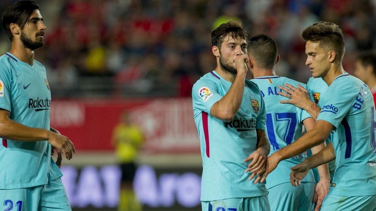 Arnaiz celebra su gol, el tercero del Barça en Murcia, entre André Gomes y Denis.