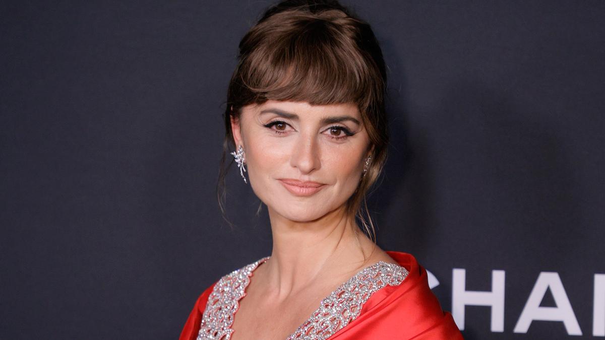 El maquillaje y peinado con flequillo de Penélope Cruz en la fiesta que Chanel ha dado en su honor