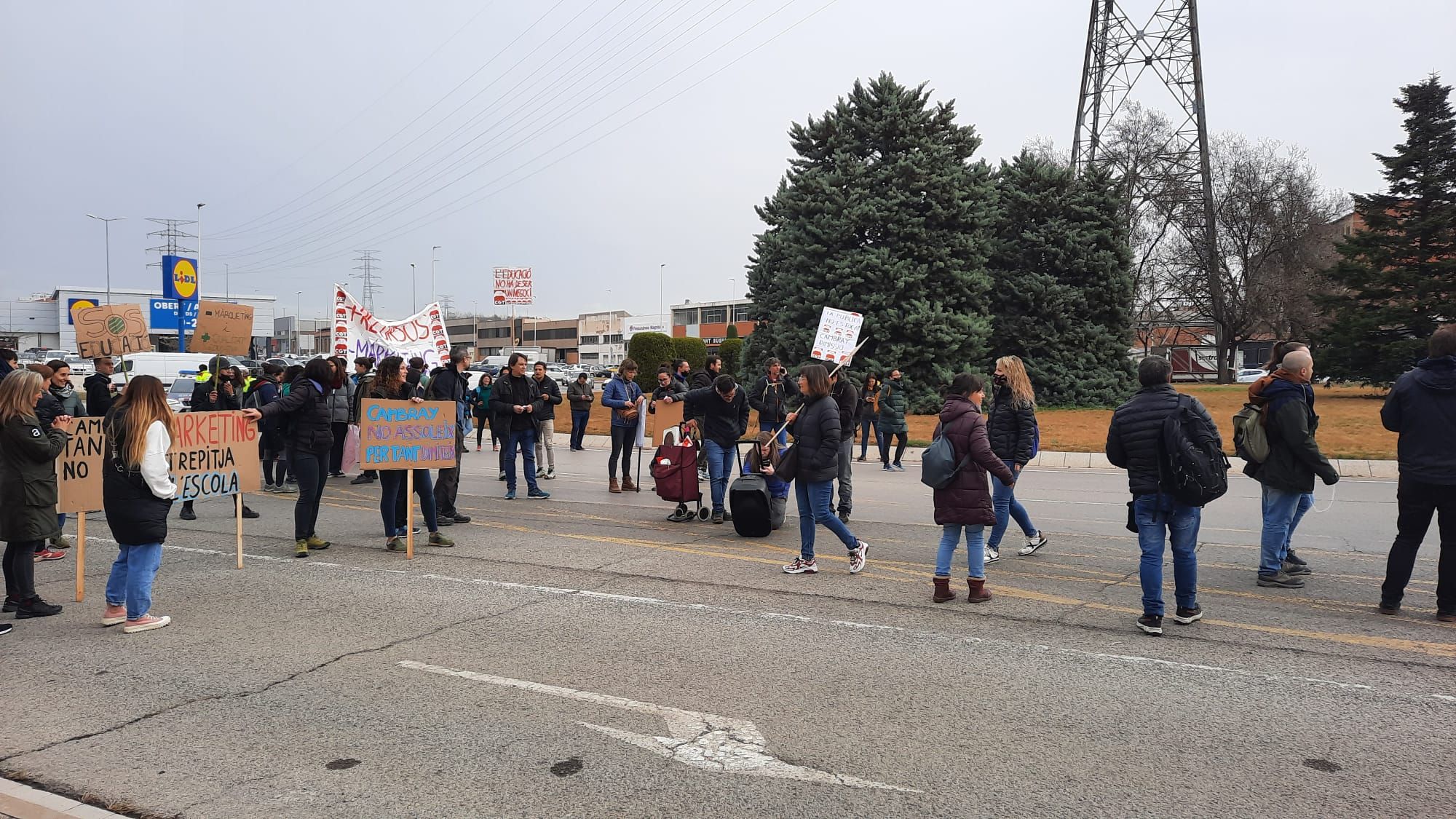 Talls de carretera a Manresa per la protesta de mestres i professors