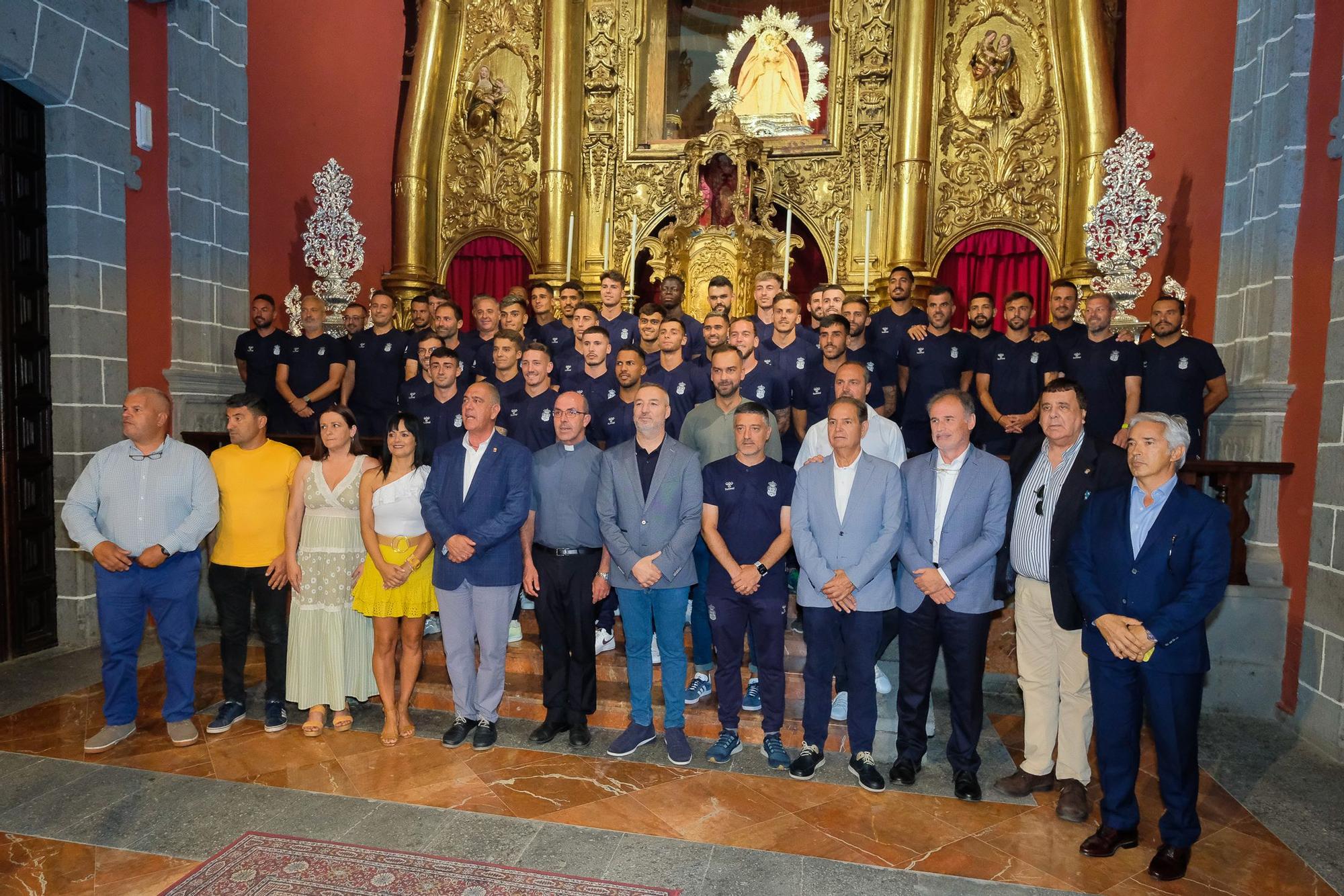 Ofrenda floral de la plantilla de la UD Las Palmas a la Virgen del Pino