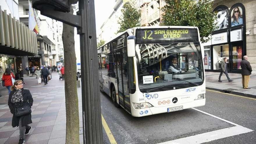Un autobús de servicios mínimos, a su paso por Uría el pasado 3 de enero.