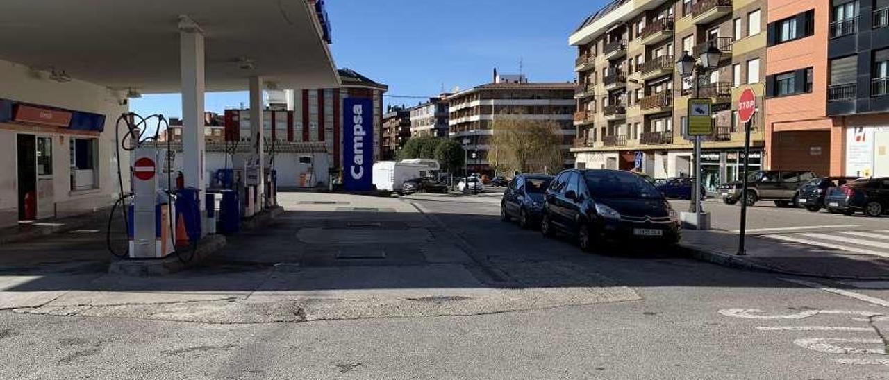 Gasolinera de El Berrón donde robaron un coche, en la avenida Oviedo, que también sufrió asaltos a viviendas.