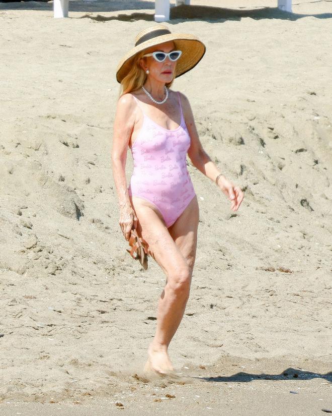 Carmen Lomana en la playa de Marbella con bañador de Barbie x Zara