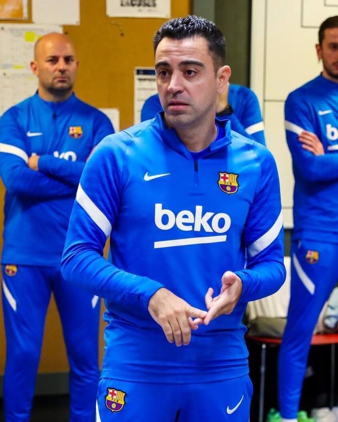 El primer día de Xavi en la oficina, en imágenes