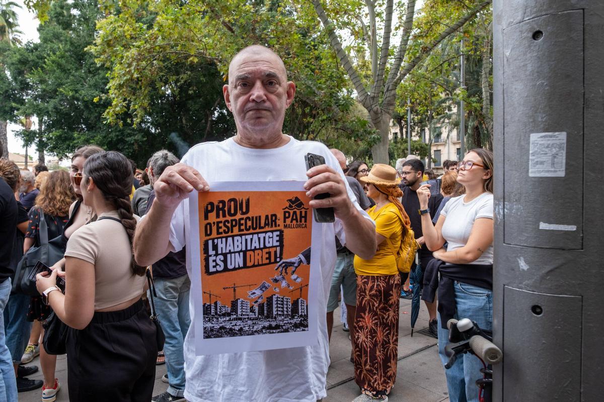 Miles de personas salen a las calles de Palma para reivindicar que "la vivienda es para vivir, no para hacer dinero". Miles de personas salen a las calles de Palma para reivindicar que "la vivienda es para vivir, no para hacer dinero".