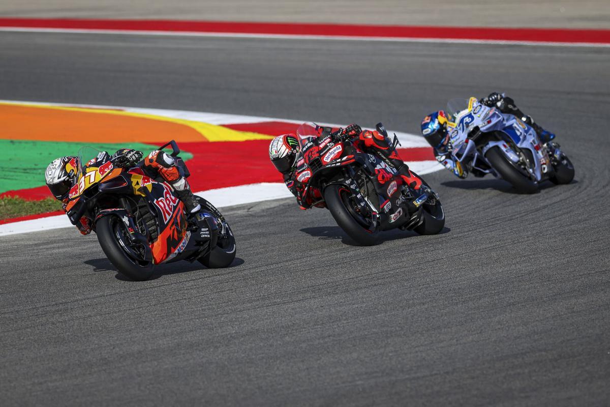 Portimão (Portugal), 08/11/2025.- (L-R) Red Bull KTM Factory Racing rider Pedro Acosta of Spain, Aprilia Racing rider Marco Bezzecchi of Italy, and Gresini Racing MotoGP rider Alex Marquez of Spain compete during the Sprint race, in Portimao, Portugal, 08 November 2025. The 2025 Motorcycling Grand Prix of Portugal is held at the Algarve International Circuit on 09 November. (Motociclismo, Italia, España) EFE/EPA/JOSE SENA GOULAO